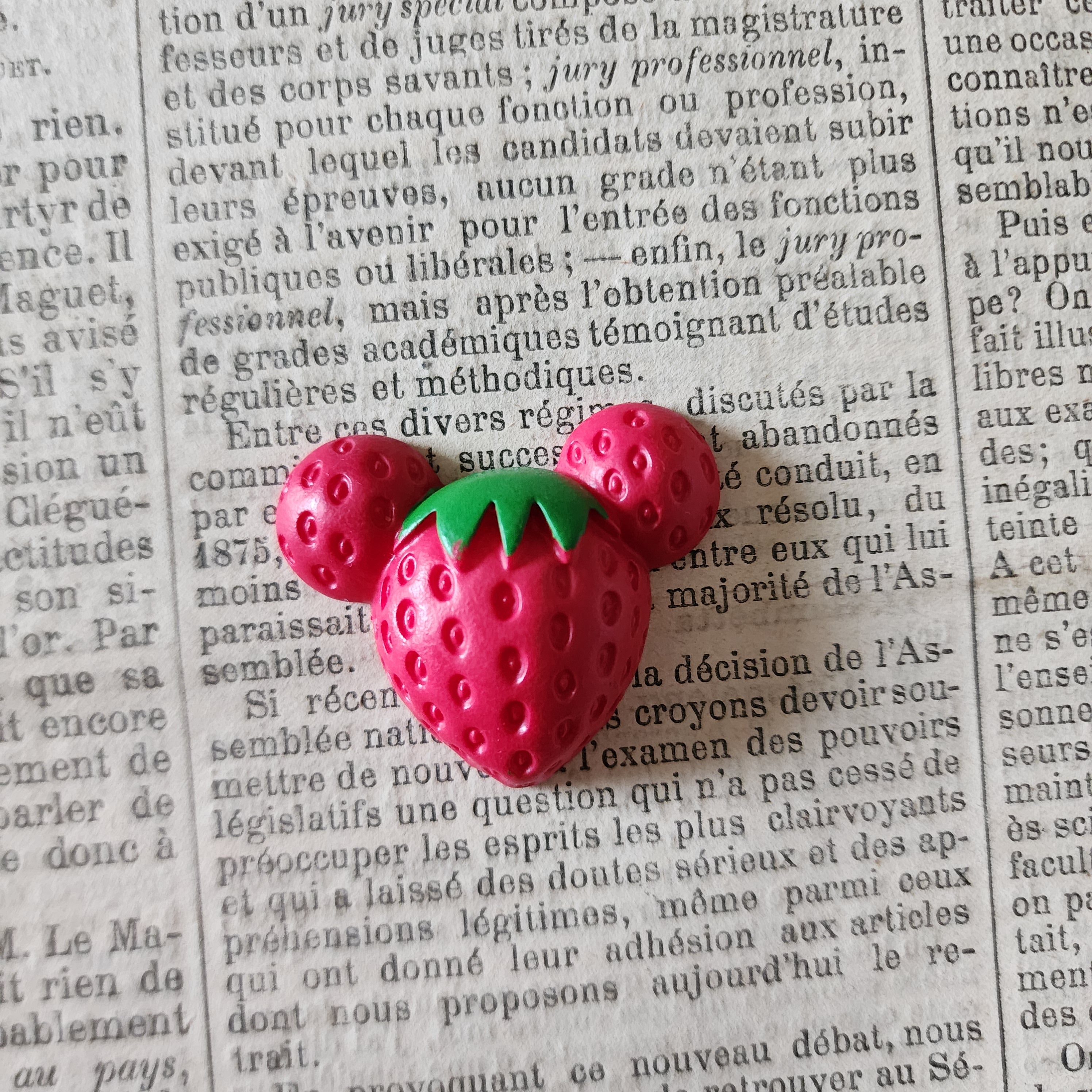 1pc Mrs. Mouse Strawberry Resin Flatback Cabochon